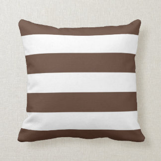 Brown y almohada rayada blanca