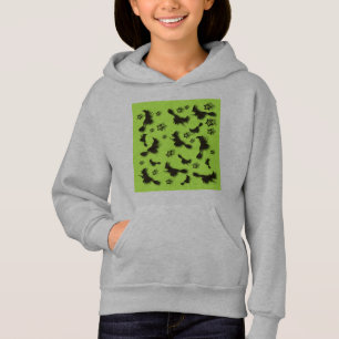 Bruja voladora entre las estrellas en la noche de