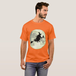 Bruja volando a través de la camiseta llena de la