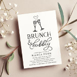 Brunch & Bubbly | Invitación a la ducha de novia<br><div class="desc">Invitar a sus seres queridos a ducharse la novia en una ducha de moda con la temática de "brunch and bubbly". Estas invitaciones en blanco y negro incluyen dos flautas de champán unidas por un corazón efervescente y una tipografía elegante.</div>