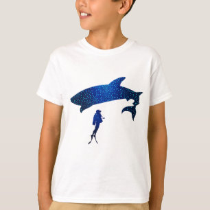 Buceador con camiseta de tiburón