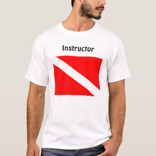 Buceador del instructor debajo de la camiseta de