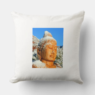 Buda en el almohada de nieve