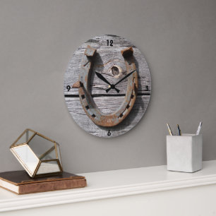 Buena suerte herradura en reloj de pared de valla