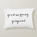 "Buenos días, espléndido" almohada decorativa<br><div class="desc">Esta almohada decorativa "Buenos días,  espléndida" es estupenda por sí misma o está emparejada con la almohada "Hola,  guapo" de The Happy Nest. Se muestra en blanco con letras negras y el personalizable se corresponde con la decoración. Cómpralo por ti mismo o por tu persona especial.</div>