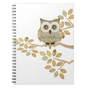 Búho ancho de los ojos en cuaderno del árbol