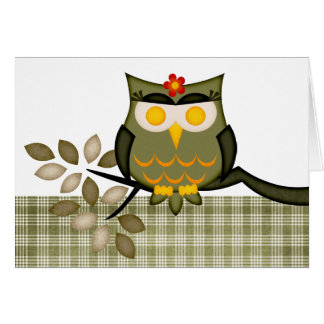 Búho de la tarjeta en el árbol