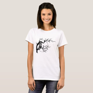 Búho en una camiseta de las mujeres del árbol
