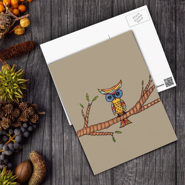 Búho en una postal de sucursal (Colourful fantasy own blue eyes on tree branch on light brown postcard.)
