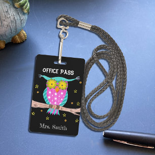 Búho en una tarjeta de pase de estudiante de sucur