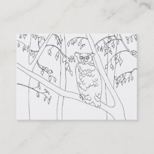 Búho que se sienta en tarjetas del árbol de una