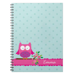 Búho rosado en un cuaderno personalizado rama