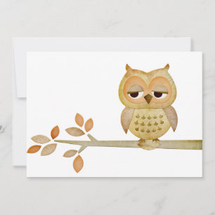 Búho soñoliento en la invitación del árbol
