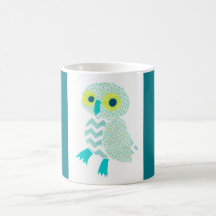Búho verde con la taza azul de las fronteras