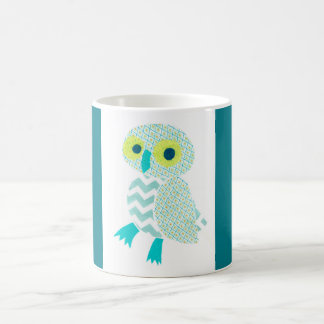Búho verde con la taza azul de las fronteras