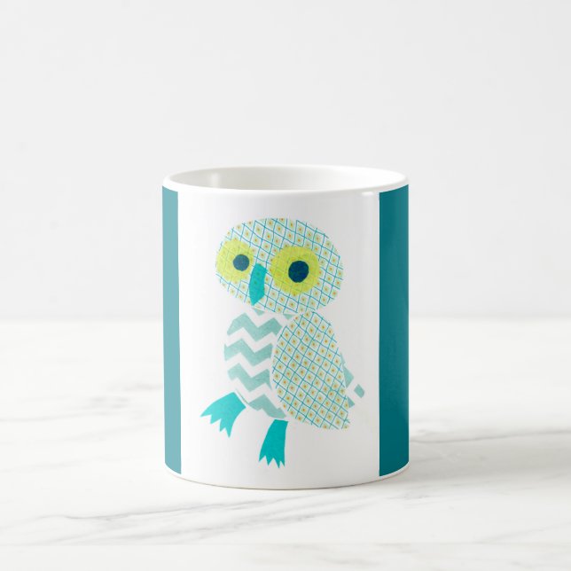 Búho verde con la taza azul de las fronteras (Centro)