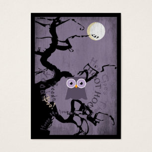 Búho y árbol Gnarled espeluznante para Halloween