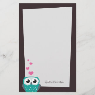 Búho y papel de nota de los corazones del amor