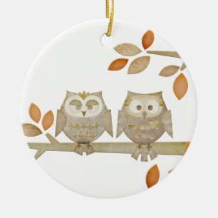 Búhos del amor en el ornamento del árbol