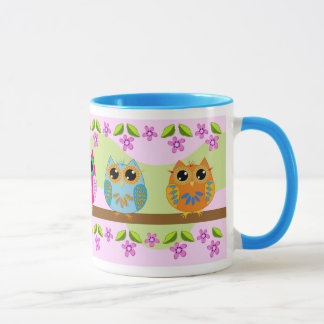 Búhos, flores y taza lindos de las hojas