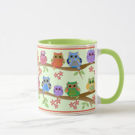Búhos lindos en la taza de las ramas