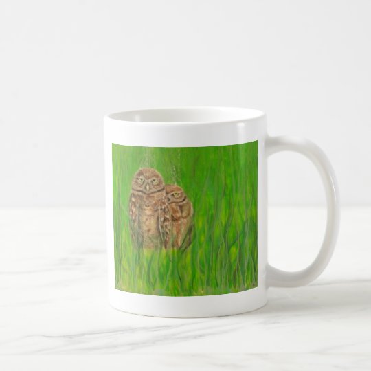 Búhos pintados a mano con una actitud taza de café