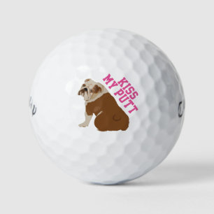 Bulldog inglés besa mis bolas de golf Putt