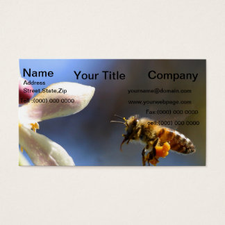 Bumble Bee cubierto de polen por polinización