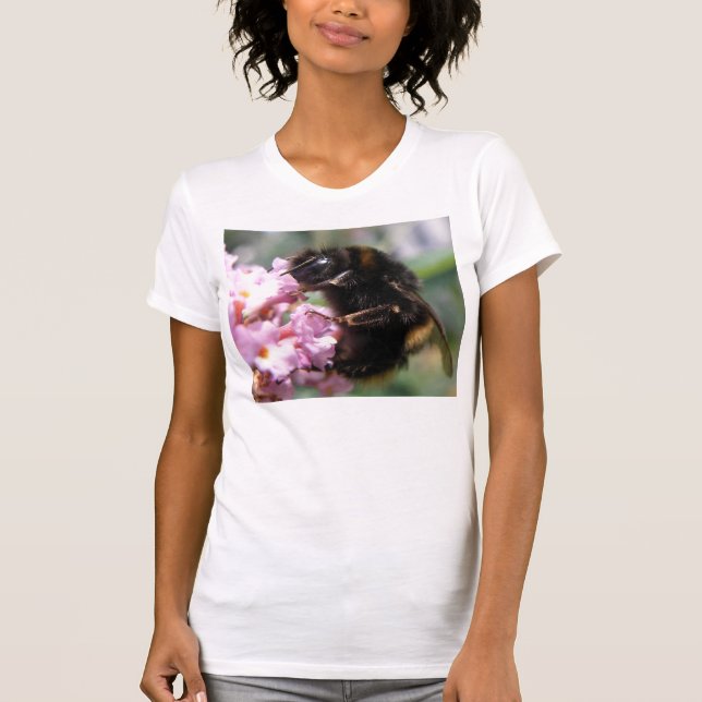 Bumblebee ocupado y flores rosadas en camiseta (Anverso)