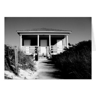 bungalow de playa en blanco y negro