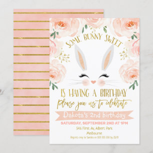 Bunny dorado floral rosado frente a invitación de
