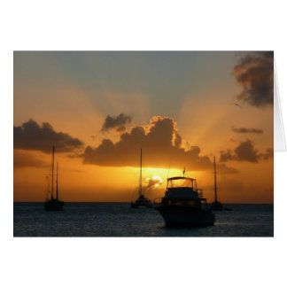 Buques y el atardecer en la costa tropical