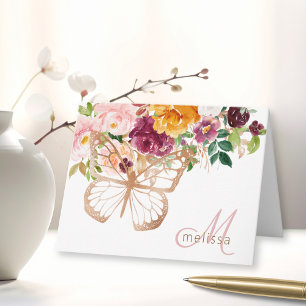 Buquete floral de color acuático y mariposa dorada