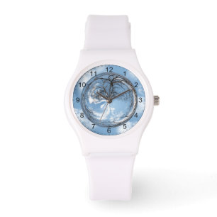 Burbuja de cielo y árbol con cara de reloj