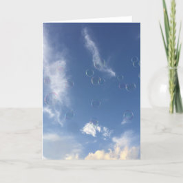 Burbujas en una tarjeta en blanco de verano