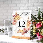 Burgundy dorado y número de mesa de flores rosadas<br><div class="desc">Vestir sus mesas bodas o fiestas con su tarjeta número de mesa dorada de Borgoña y rosa de Rubor.</div>