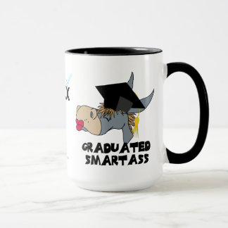 Burro divertido de la graduación que lleva la taza