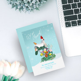 Buzón de invierno con cardenales que nos hemos mud