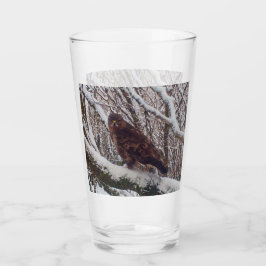 Buzzard en la rama de Snowy