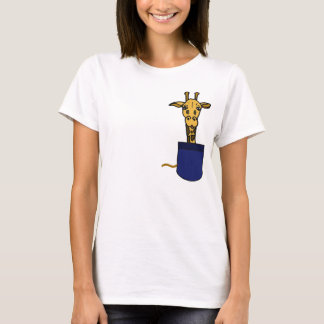 CA jirafa en una camisa del bolsillo