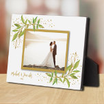 Caballete de mesa para foto sin marco para boda<br><div class="desc">La placa de mesa con caballete incorporado muestra tu foto favorita acentuada con hermosas hojas y puntos de acuarela verdes y dorados. Ideal como regalo o para mostrar tu foto favorita en tu propio hogar. Los colores de tu imagen se plasman directamente en el panel de cartón rígido para obtener...</div>