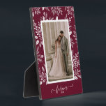 Caballete para foto de boda elegante sin marco<br><div class="desc">Una placa de mesa con un caballete incorporado presenta tu foto favorita rodeada de un hermoso borde de follaje blanco, puntos y bayas sobre un fondo burdeos. CAMBIA el color de fondo para que COINCIDA con tu foto. CAMBIA el texto POR SIEMPRE por cualquier cosa - CONSEJO: coloca tu texto...</div>