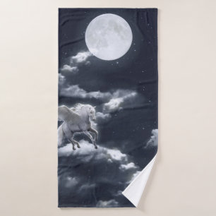 Caballo alado blanco volando en el cielo con luna 
