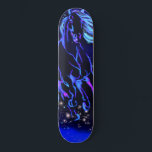 Caballo Azul Corriendo En Patineta Nocturna Estela<br><div class="desc">Patines con Caballo Azul Neon que Corren en el plano de caballos mágicos nocturno bajo luz de luna - o Elija / Añadir su texto / color único - Hacer su regalo especial de skateboard - Redimensionar y mover o quitar y agregar elementos / imagen con herramienta de personalización !...</div>