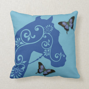 Caballo con remolinos en almohada azul