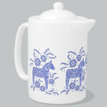Caballo Dala sueco de añil azul y tetera blanca<br><div class="desc">Un diseño tradicional sueco de Caballo Dala en blanco y azul perwinkle. Perfecto para las vacaciones de invierno,  o para los amantes del caballo y del poni. Arte original de Nic Squirrell.</div>