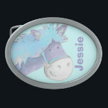 Caballo de los niños hebilla de cinturón azul<br><div class="desc">Hebilla ecuestre para los niños personalizares con su nombre o el de su caballo o poni. Este ejemplo dice "Jessie". Hebilla para los jóvenes jinetes y los niños que aman los ponis. Perfecto para padres de jóven jinetes y centros de aprendizaje ecuestre y niños en campamentos escolares. Pintado y diseñado...</div>