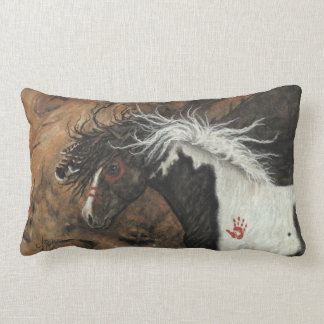 Caballo del Pinto del semental por la almohada de