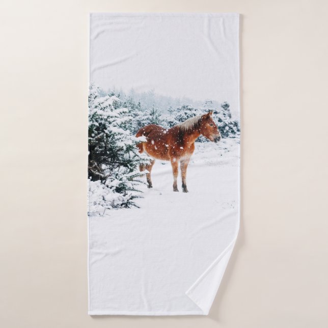 CABALLO EN LA NIEVE CAÍDA (Toalla de baño)