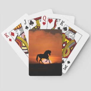 Caballo en las cartas de juego al atardecer
